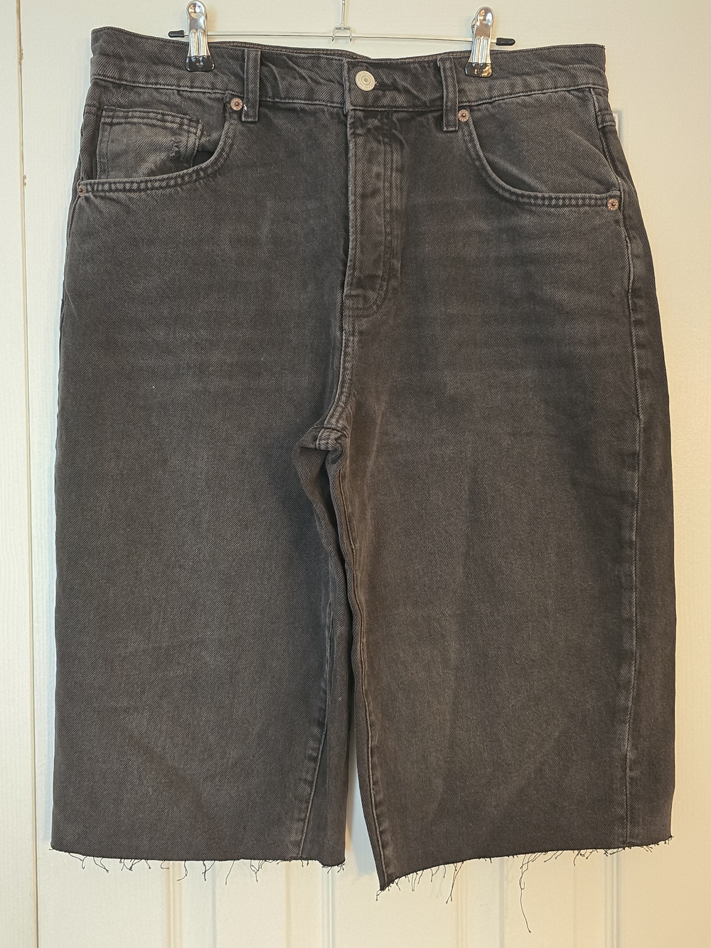 NWOT We The Free Jam Session Relaxed Capri Black Denim Shorts 30 w/Raw hem
